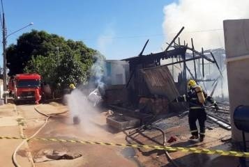 Mecânicos salvam criança de incêndio em casa de madeira