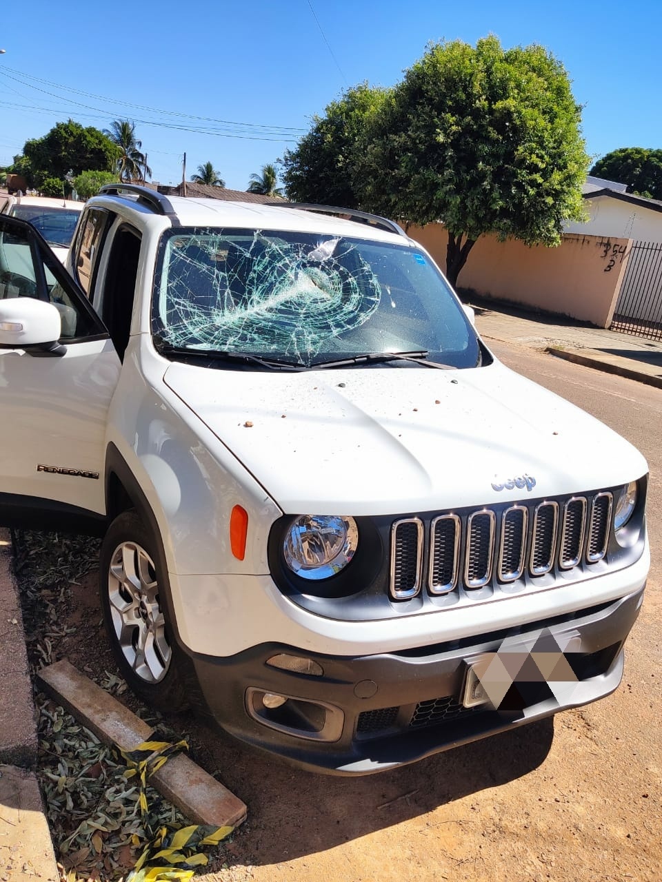 Polícia procura suspeito de quebrar para-brisa de carro