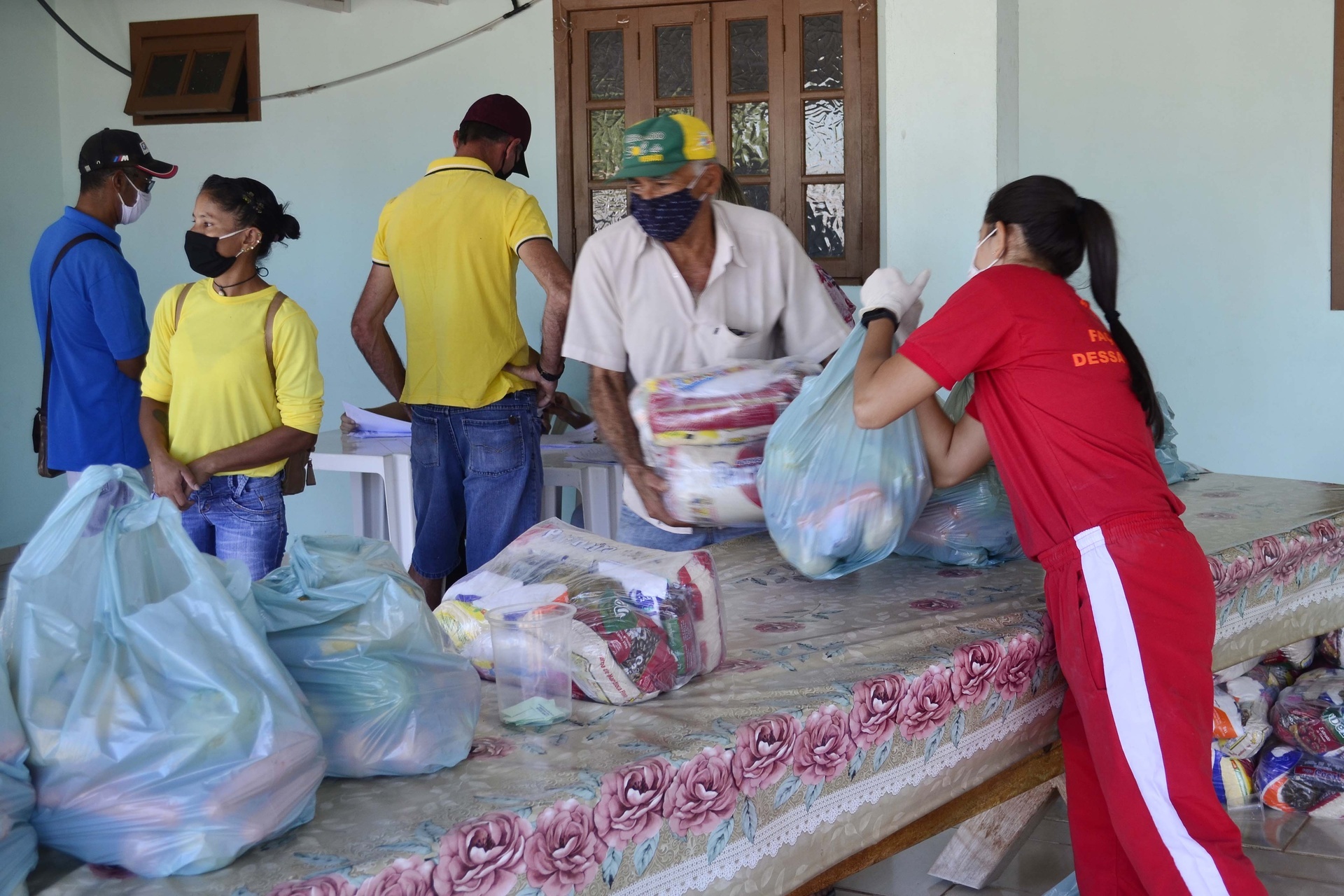 Prefeitura doa 400 cestas básicas para aposentados