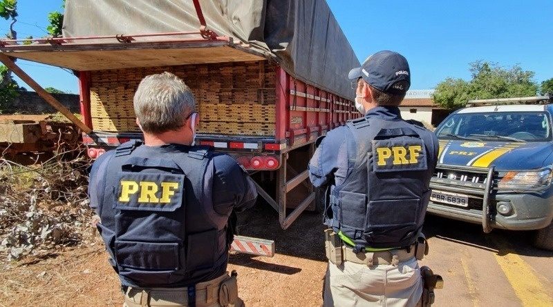 PRF apreende caminhão com madeira ilegal em Sinop