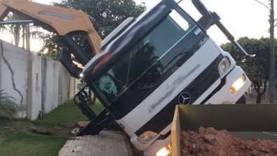 Guindaste rompe calçada e piscina cai em cima de casa
