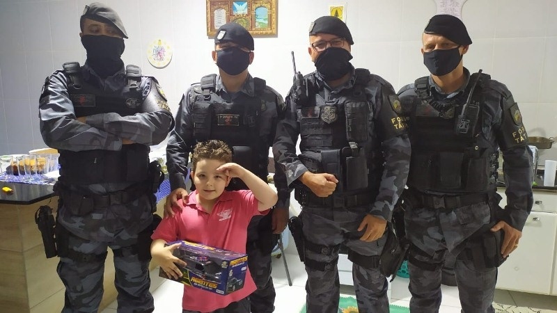 Criança com autismo recebe visita surpresa da Força Tática em Sinop