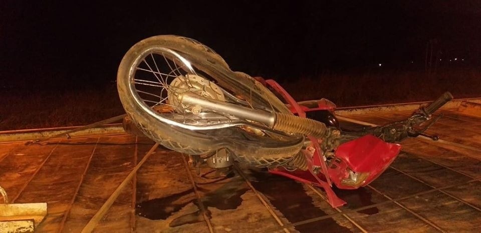 Jovem de 19 anos morre após bater moto em poste