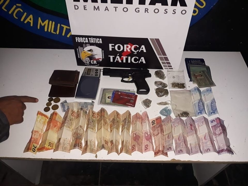 Suspeitos são detidos com armas falsas, drogas e dinheiro