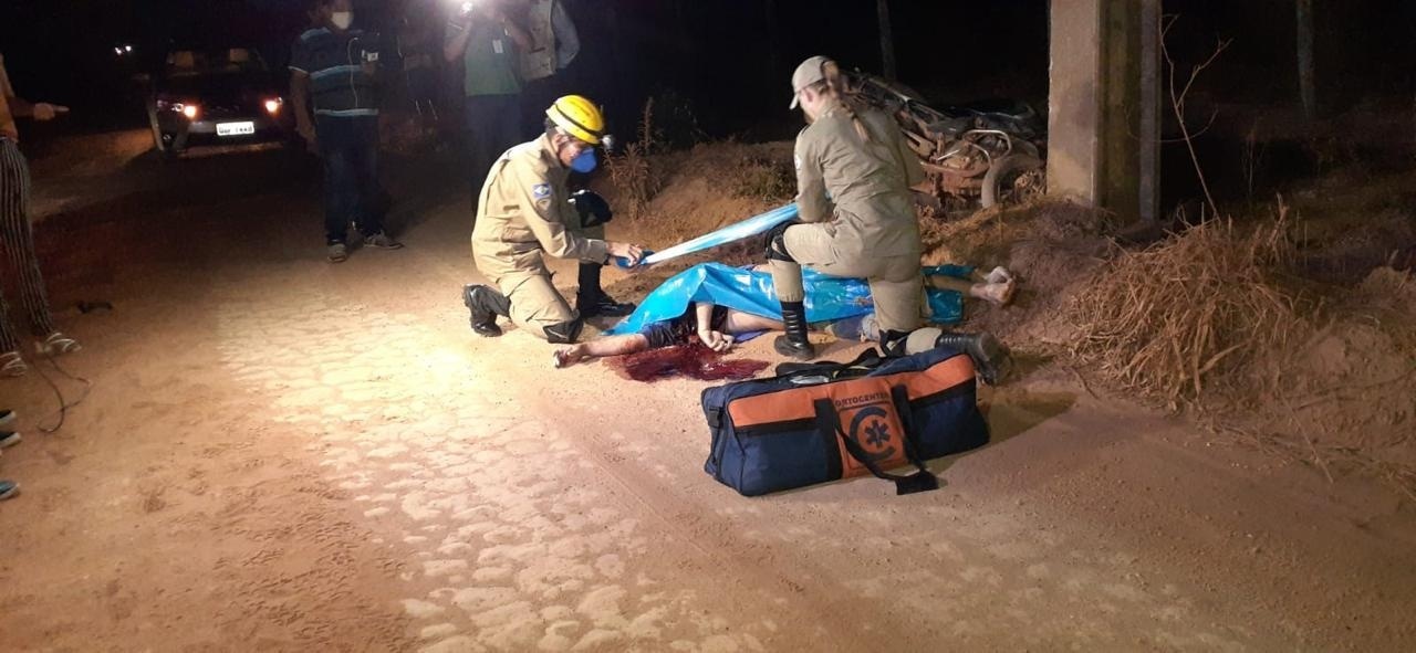 Motociclista morre após bater em poste