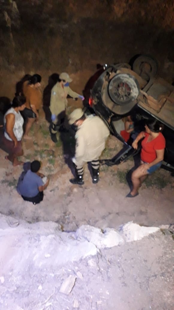 Criança morre após carro conduzido pelo pai sem CNH e embriagado cair em vala