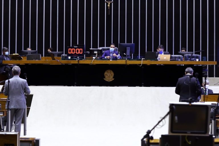 Deputados iniciam votação em segundo turno da PEC que adia as eleições