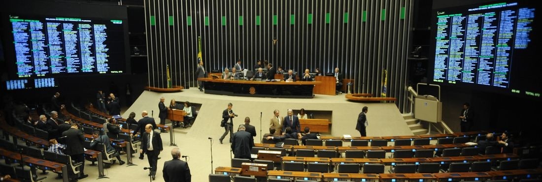 Câmara aprova adiamento das eleições para novembro
