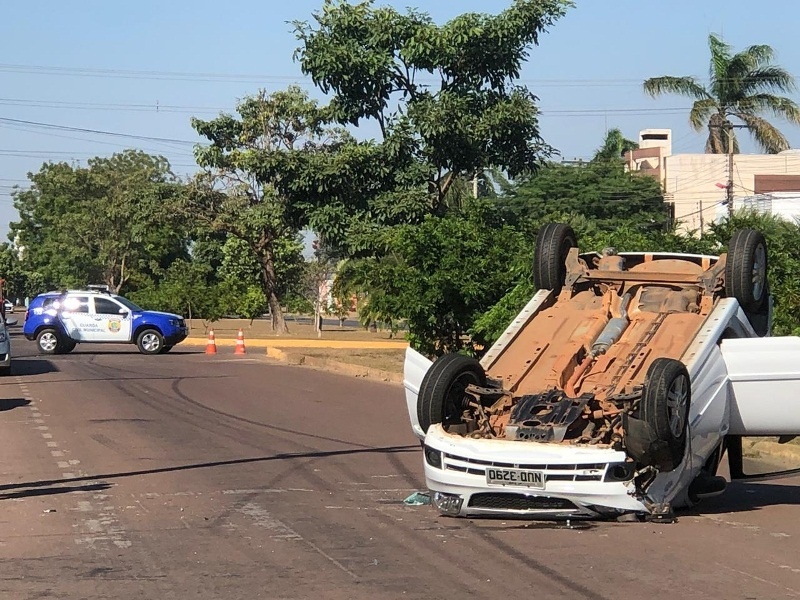 Motorista perde controle da direção e bate contra carro estacionado