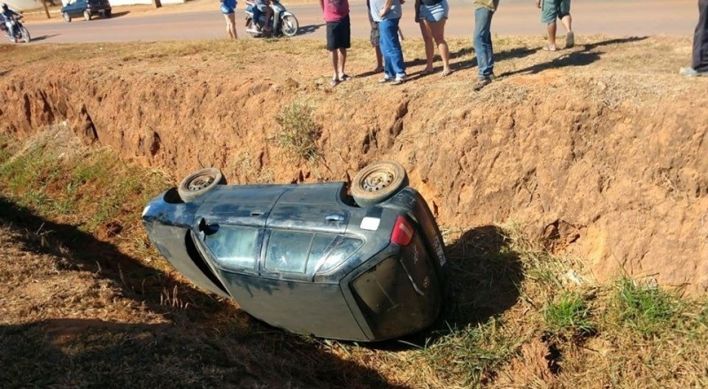 Carro cai em vala de escoamento em Sinop
