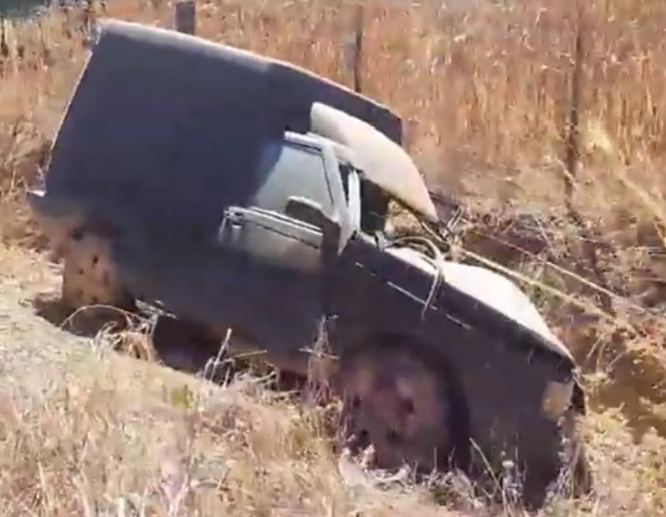 Carro tomba e três pessoas ficam feridas