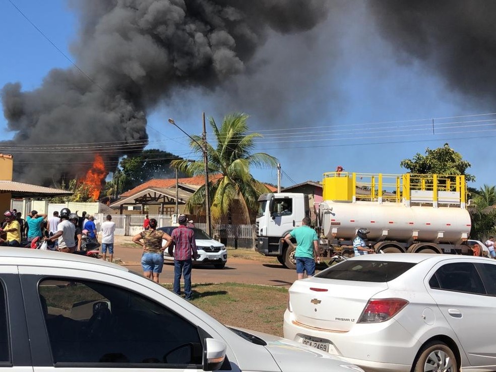Idoso tem casa incendiada e morre no quintal ao tentar escapar em MT