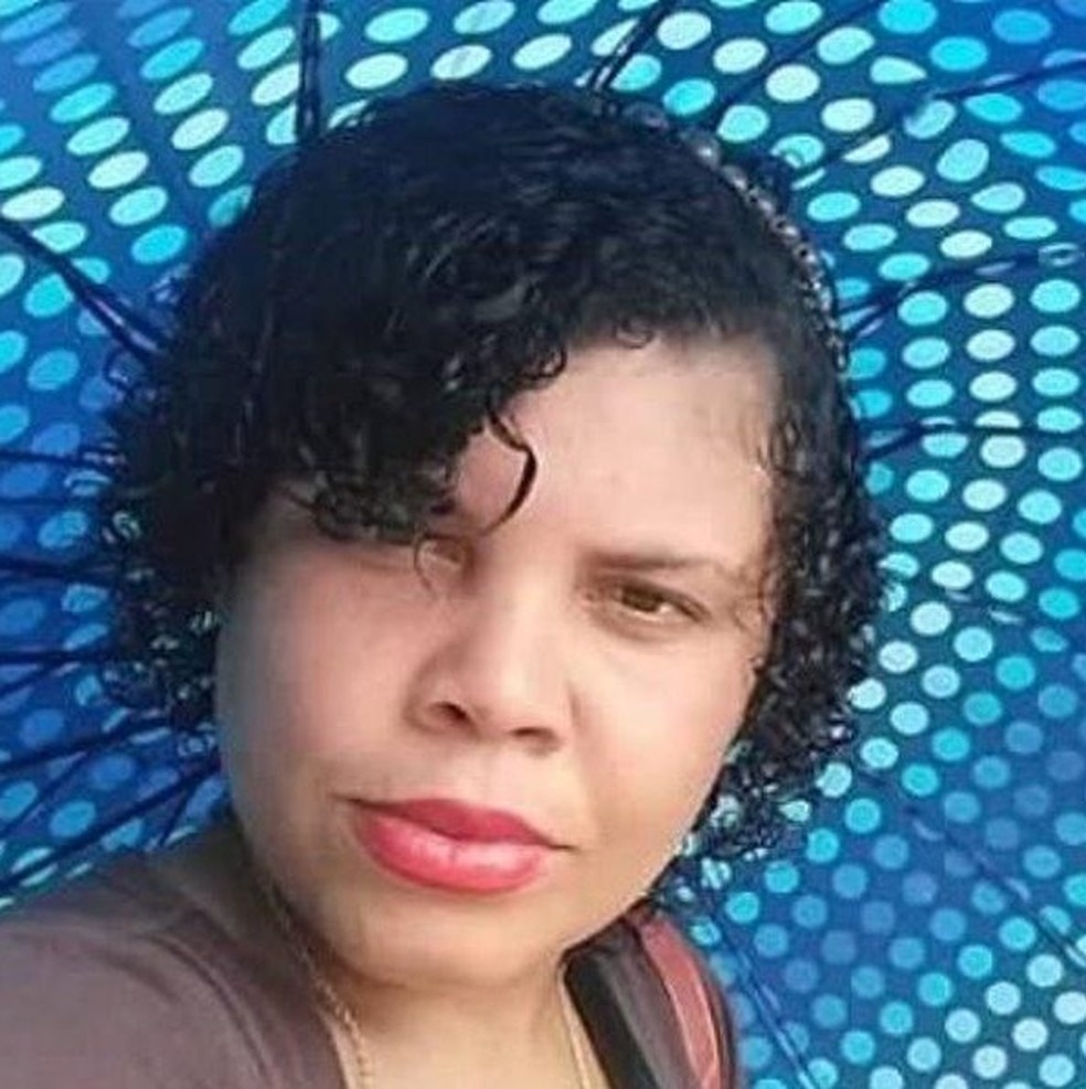 Mulher é morta a facadas e suspeito foge deixando vítima trancada dentro de casa