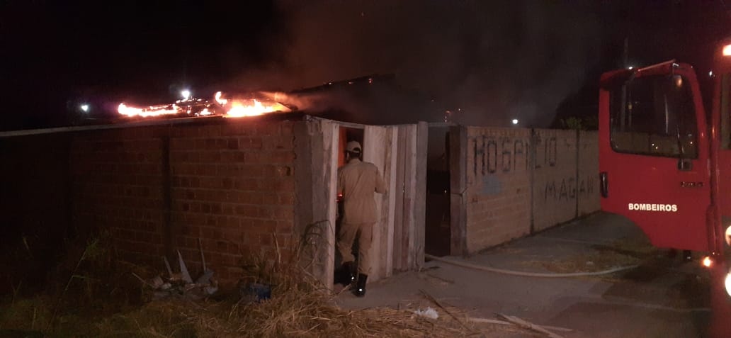 Fogo destrói casa em Sinop