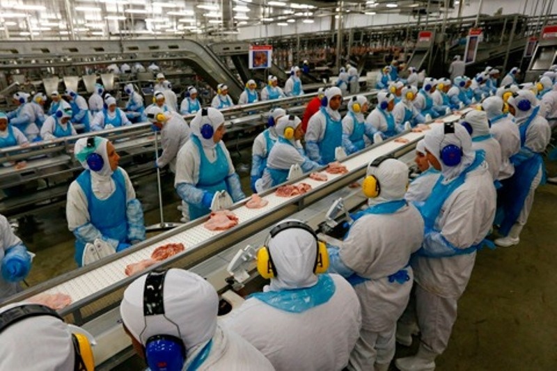 Ação pede que trabalhadores do frigorífico JBS façam teste de Covid