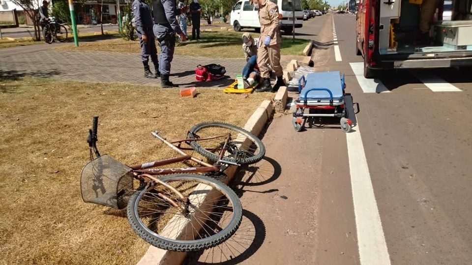 Ciclista é atingida por veículo na Av dos Tarumãs