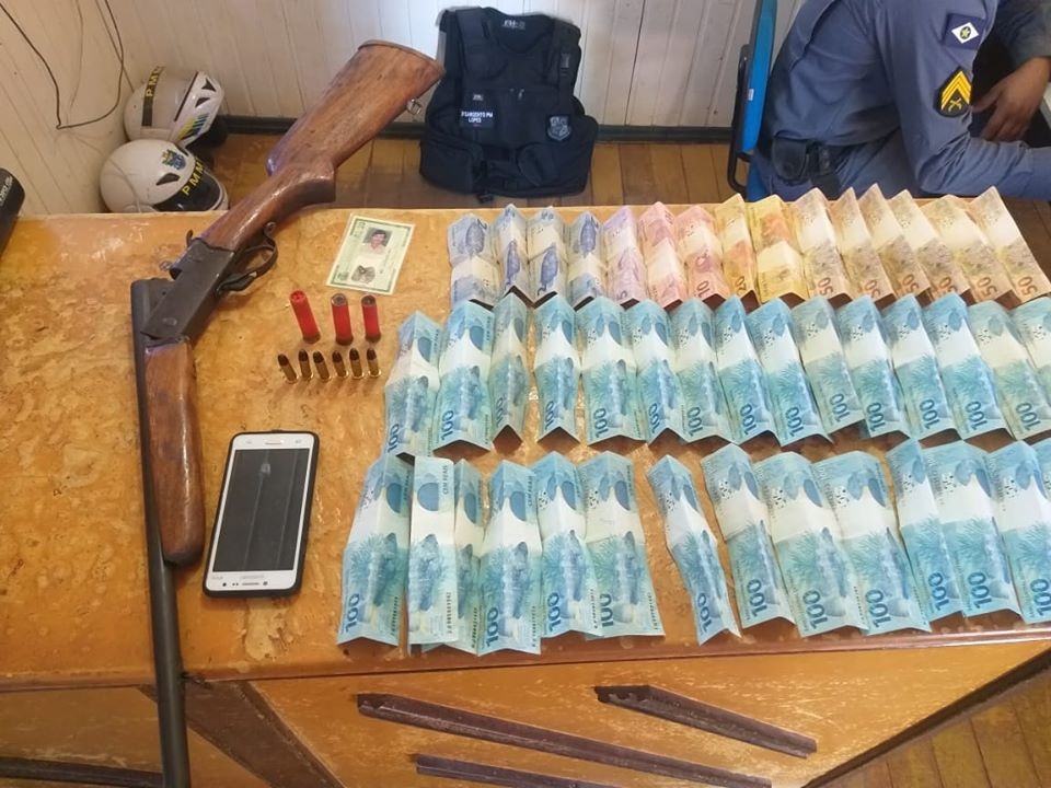 Homem é preso com arma de fogo, munições e dinheiro em Santa Carmem