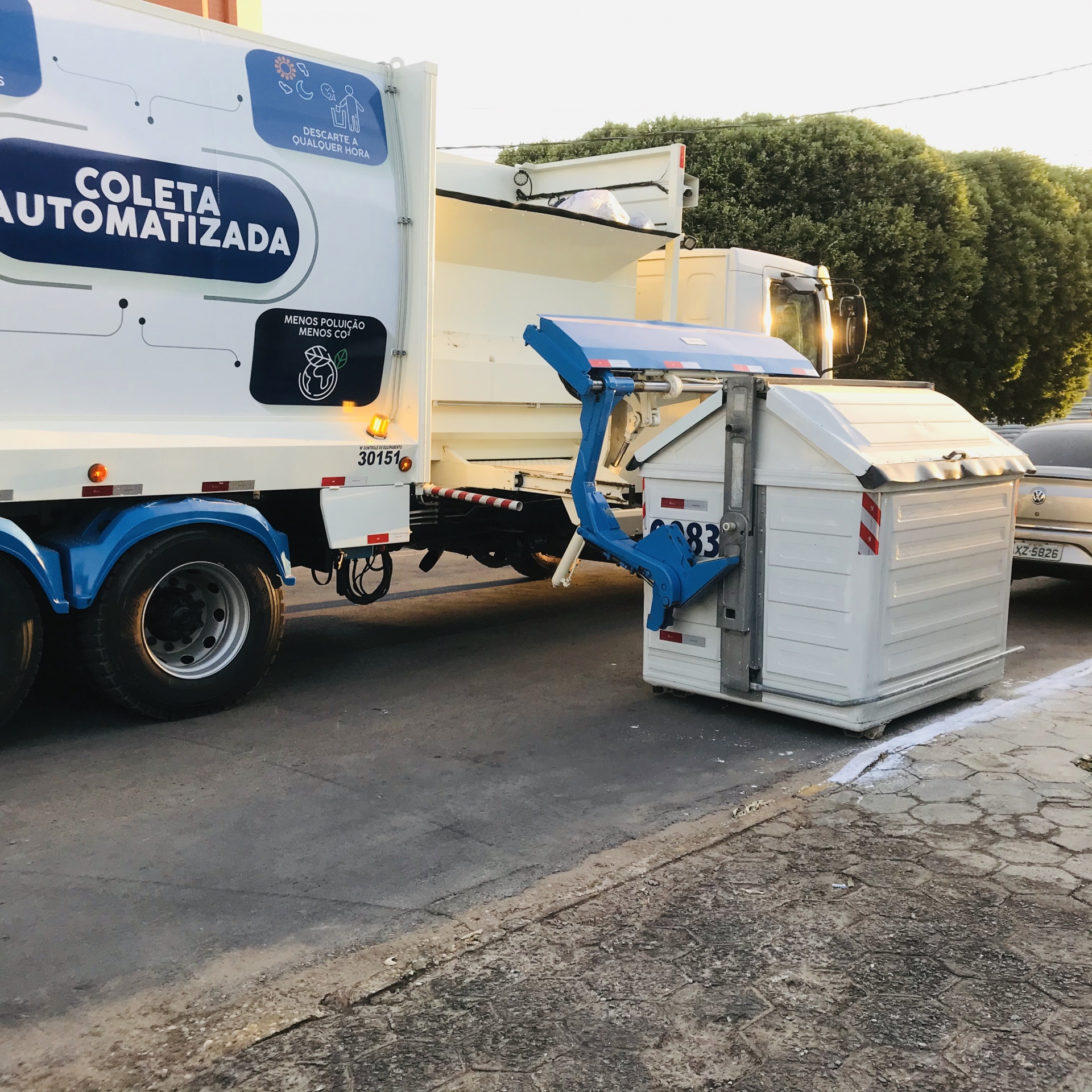 Somente lixo doméstico deve ser descartado em contêineres