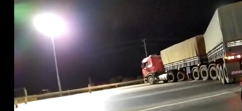 Motorista não concorda com cobrança de pedágio e atravessa carreta na pista