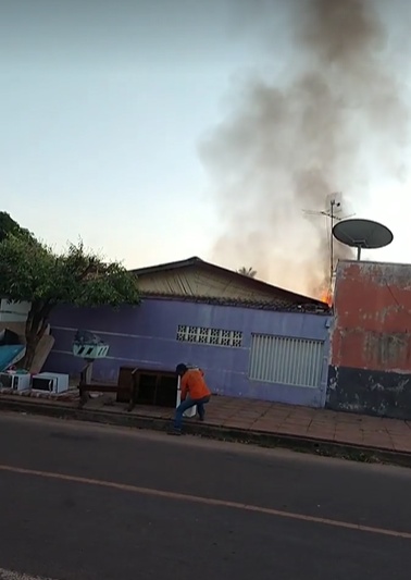 Incêndio atinge duas casas em Sinop