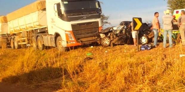 Motorista de carro morre após se envolver em acidente com três carretas