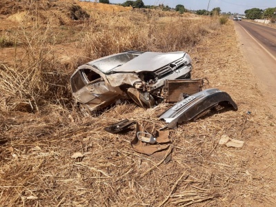 Motorista capota carro após perder controle da direção
