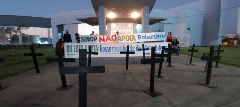 Com cruzes e faixa, professores protestam contra homenagem à Bolsonaro