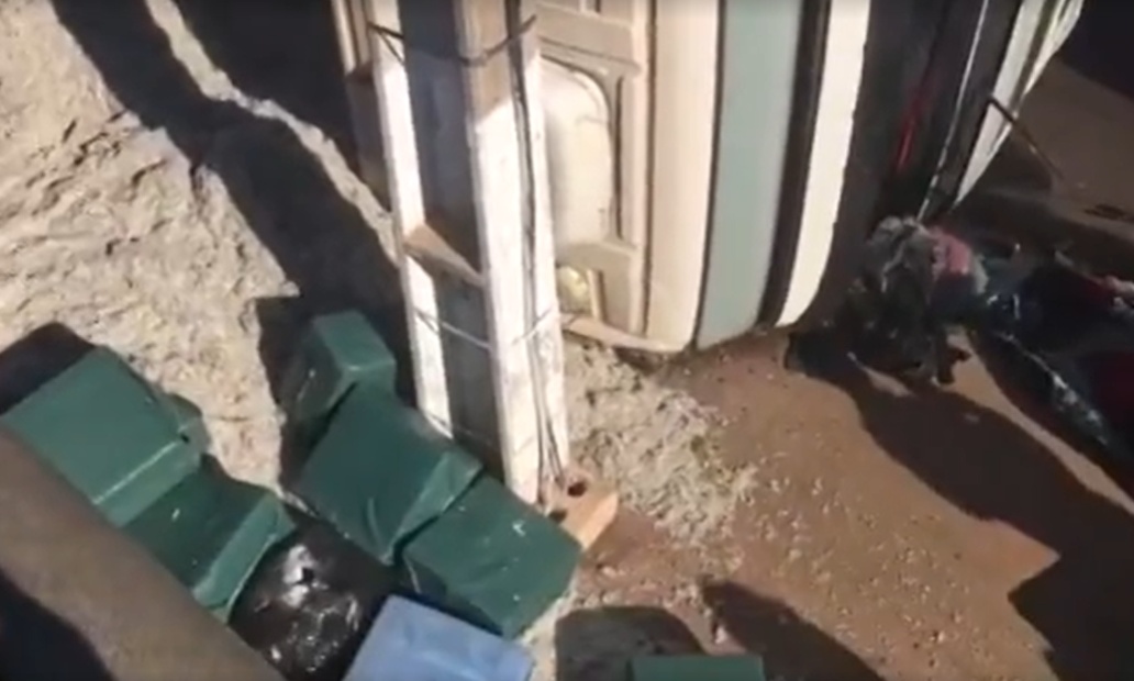 Carreta com cocaína tomba em MT e carga fica espalhada na pista