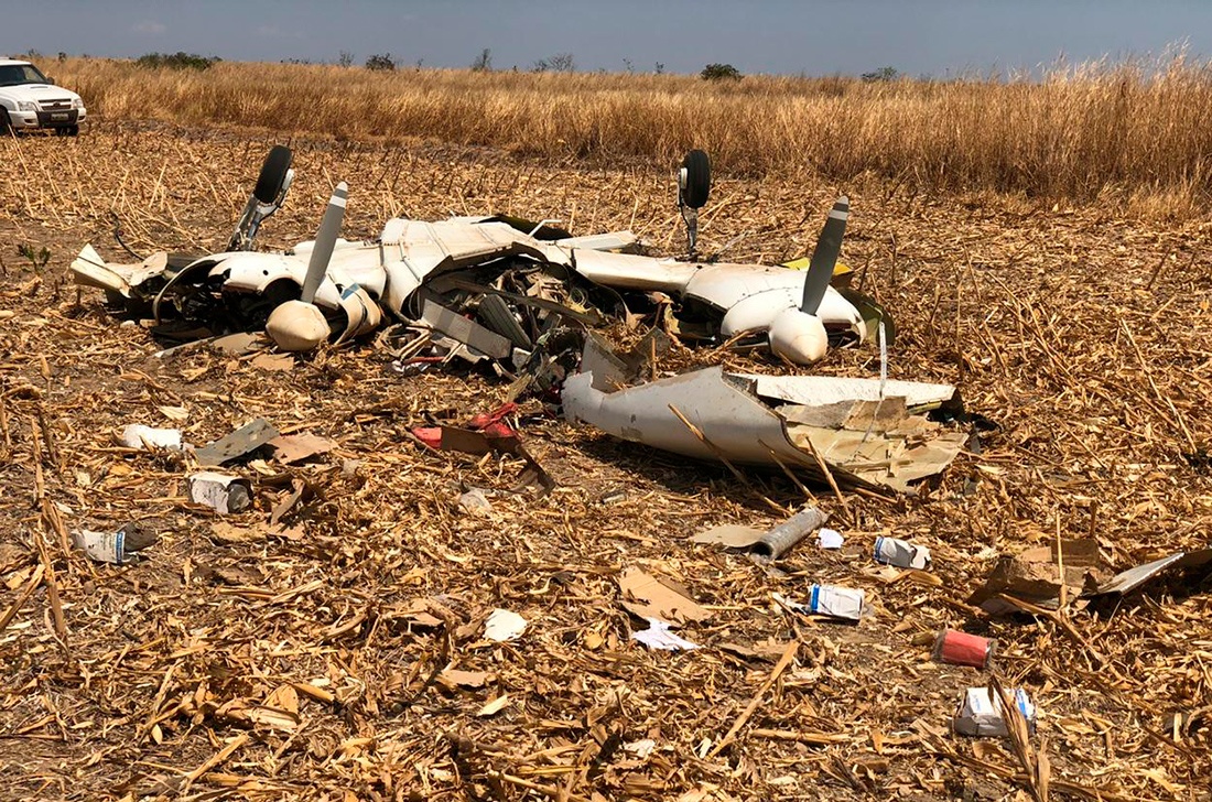 Avião cai em fazenda e piloto morre preso em destroços