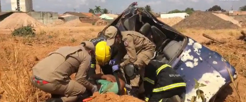 Motorista fica ferido após carro tombar e cair dentro de valeta