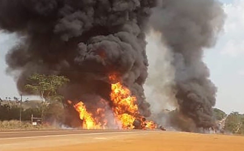 Três veículos colidem na BR-163 e pegam fogo