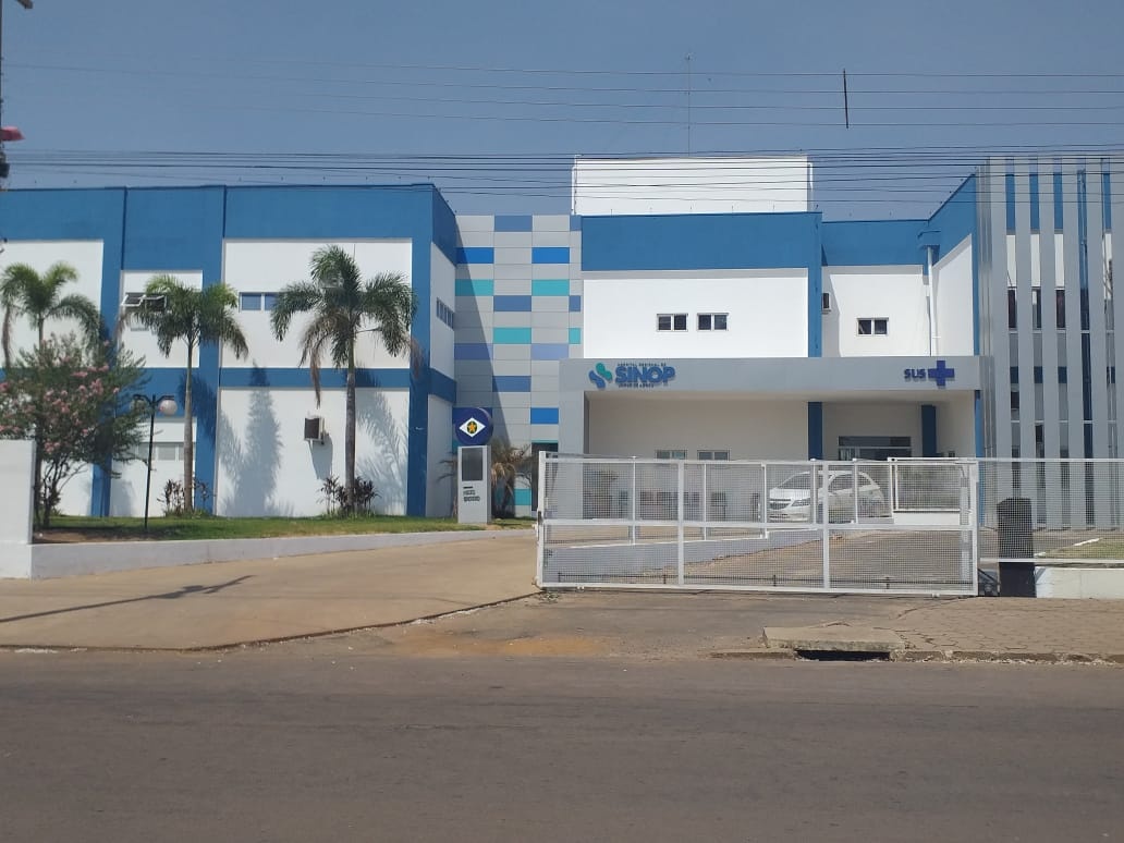 Mulher fica ferida em colisão entre motocicleta e micro-ônibus em Sinop