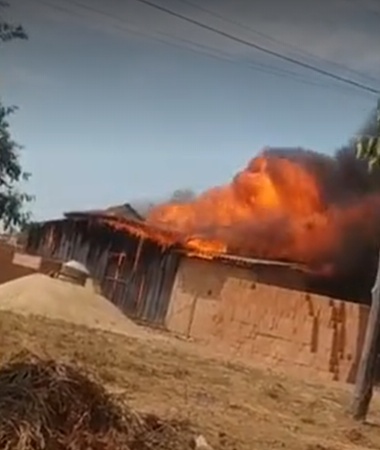 Incêndio destrói casa no Camping Club