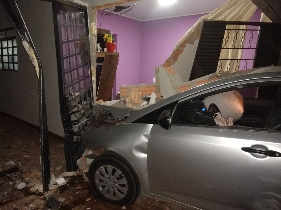 Briga de casal termina com casa destruída e braço quebrado