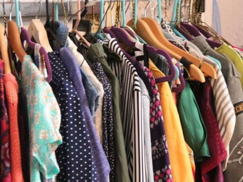 Lar espírita realiza bazar com peças a partir de R$ 1