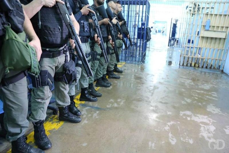 Policiais penais poderão ficar com armas em tempo integral
