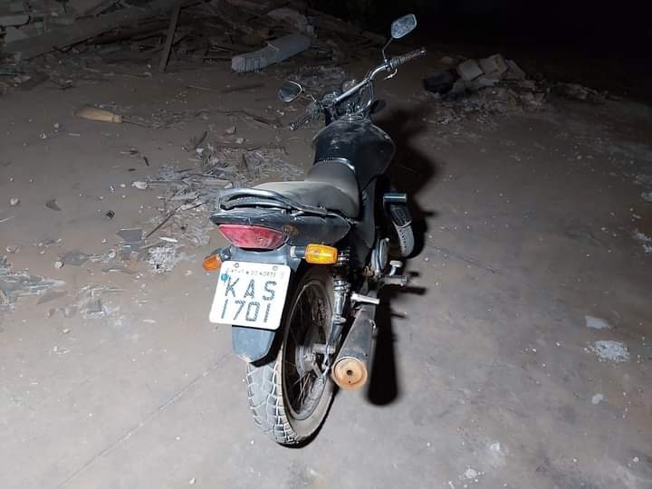 PM localiza motocicleta abandonada em terreno baldio