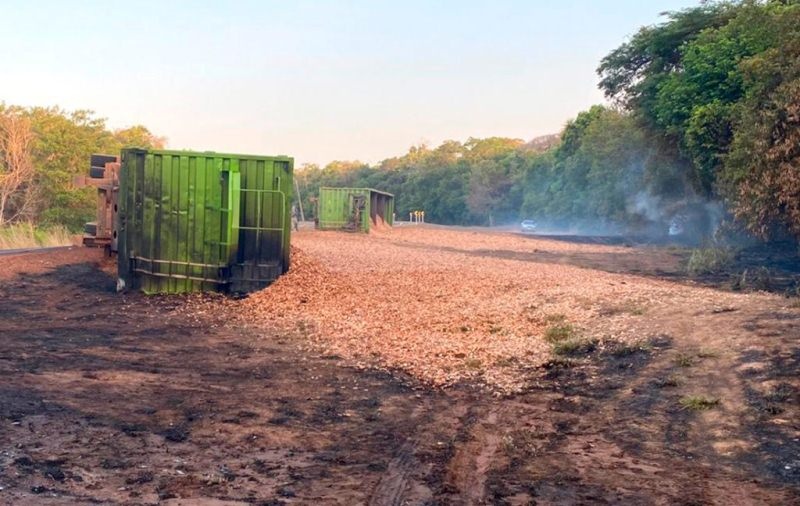 Carreta fica destruída após tombar e pegar fogo em rodovia de MT