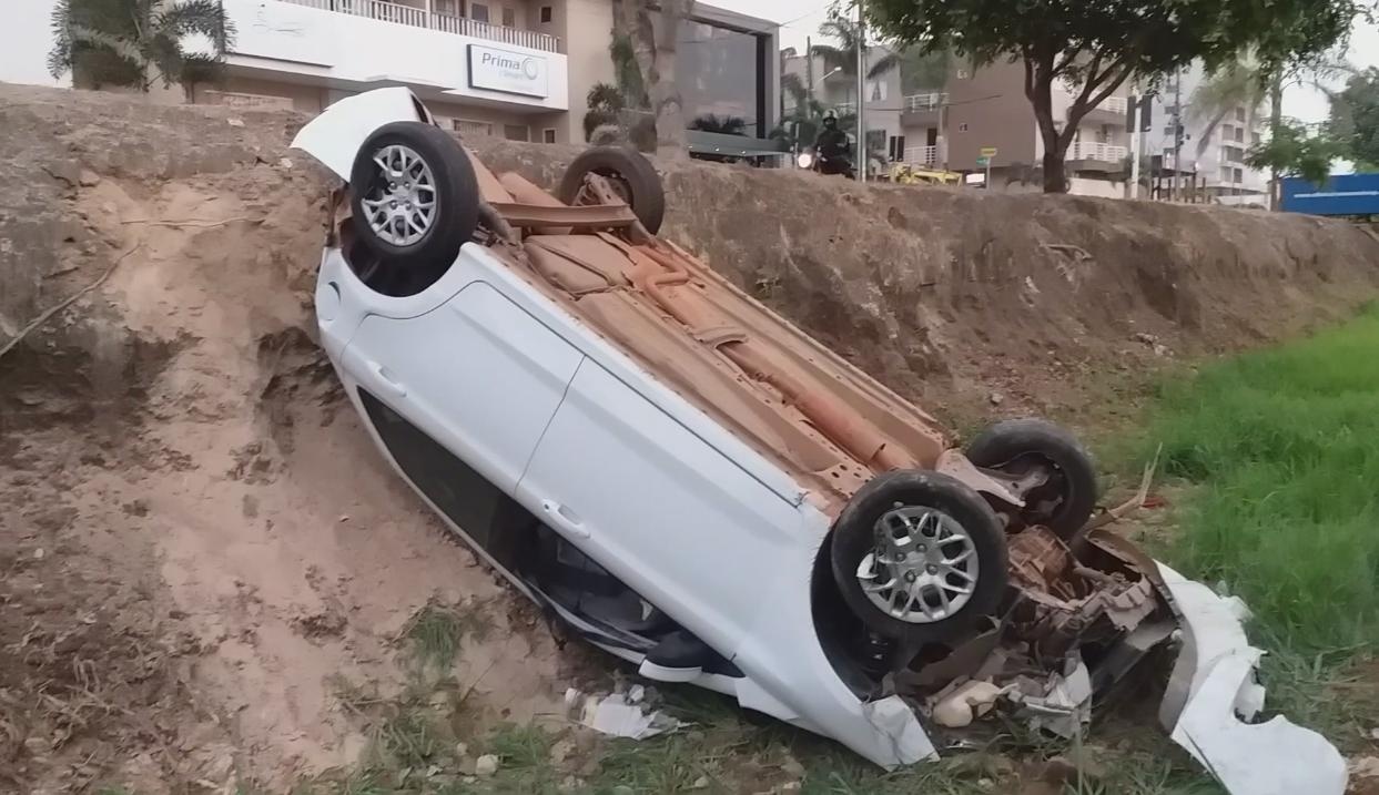 Carro cai em vala de escoamento de água em Sinop