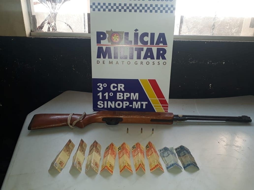 Homem é preso com espingarda em pátio de posto de combustíveis