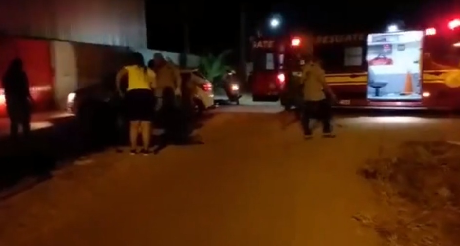Homem fica ferido após cair de moto ao bater em cachorro