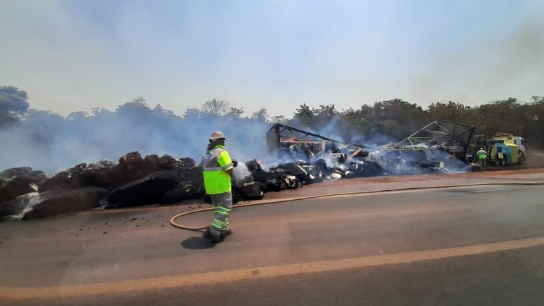 Caminhão carregado de algodão pega fogo na BR-163