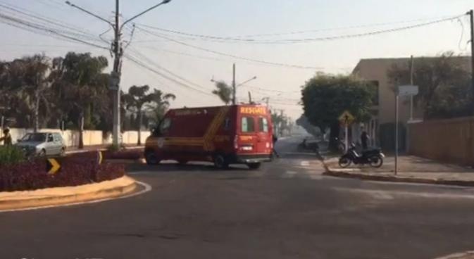 Mulher sofre ferimentos ao bater contra rotatória