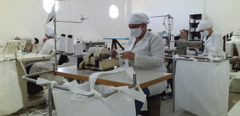 Voluntários criam máquina semi-automatizada para produzir máscaras