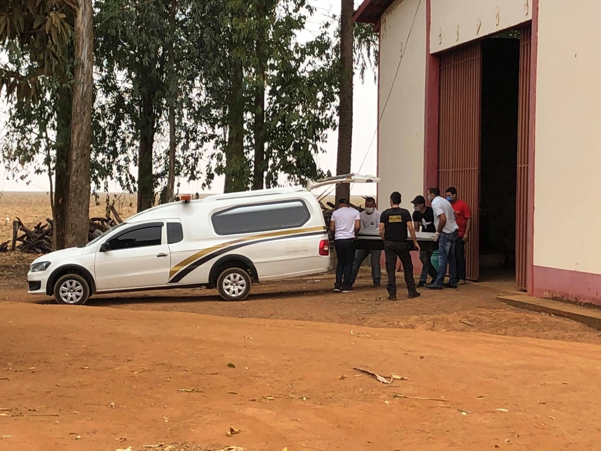 Homem morre após cair de cima de galpão de fazenda