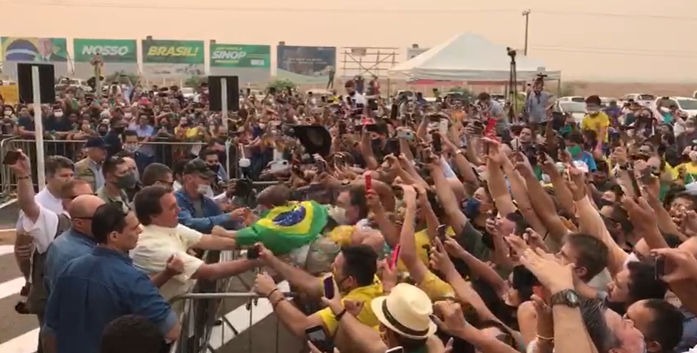 Bolsonaro chega em Sinop, cumprimenta apoiadores e conhece usina