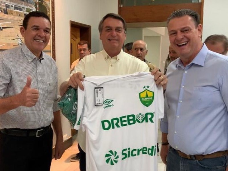 Bolsonaro recebe de Carlos Fávaro camisa do Cuiabá E.C.