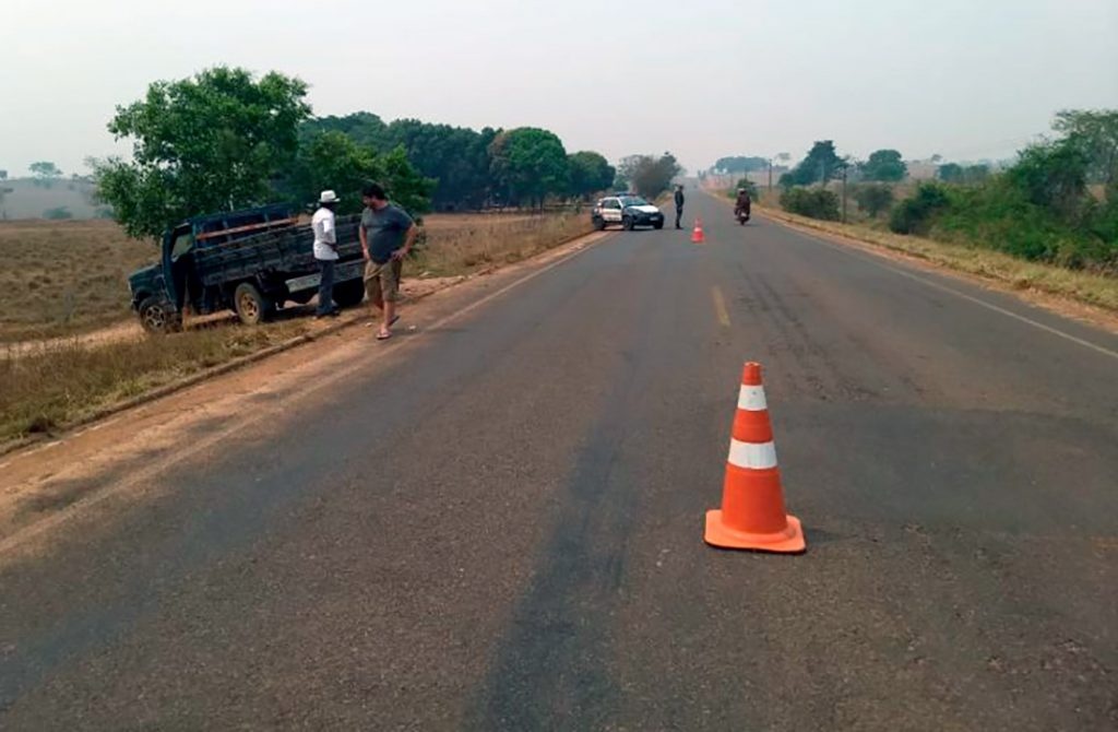 Homem morre em colisão entre moto e caminhonete