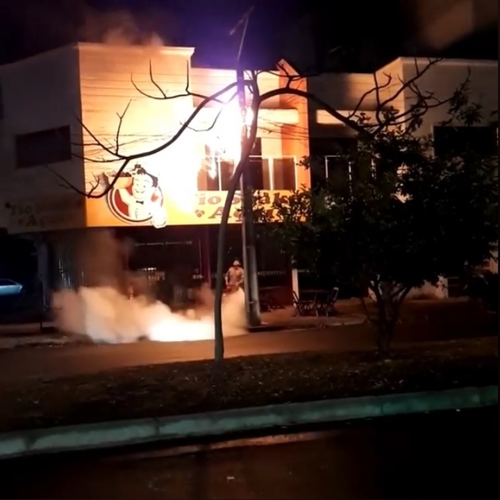 Bombeiros atendem princípio de incêndio em estabelecimento comercial