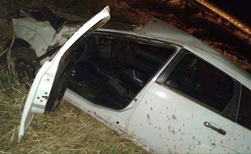 Capotamento de carro deixa pai e filho feridos